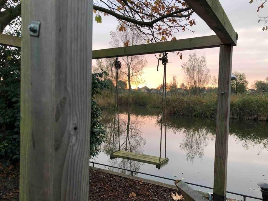 Villa Gezellige Pipo Met Grote Schommel Aan Het Water à Medemblik Extérieur photo