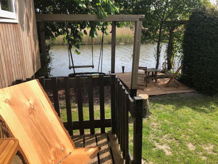 Villa Gezellige Pipo Met Grote Schommel Aan Het Water à Medemblik Extérieur photo