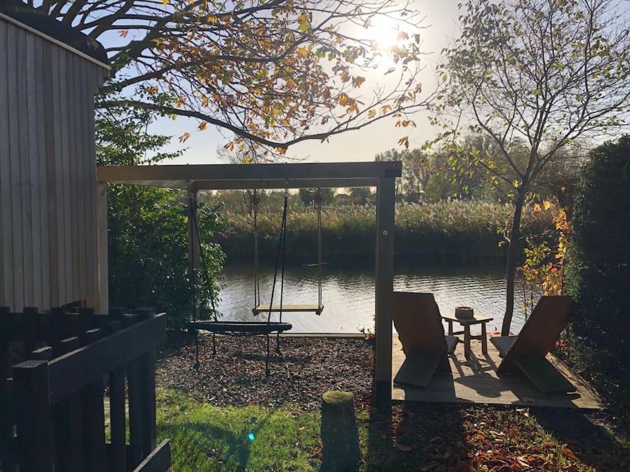 Villa Gezellige Pipo Met Grote Schommel Aan Het Water à Medemblik Extérieur photo